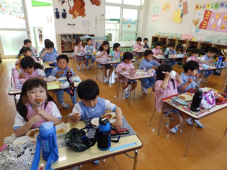 給食の様子 ⑲ まつ組