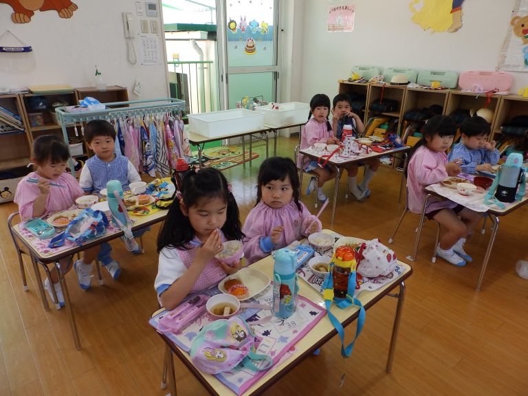 給食の様子 ⑳ まつ組