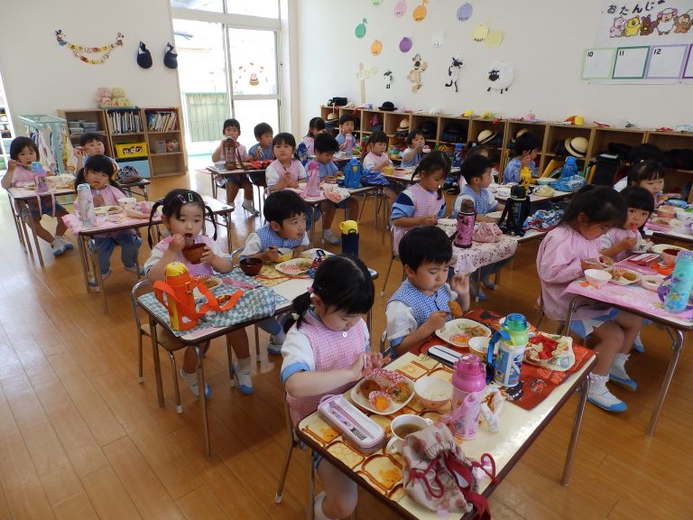 給食の様子 27 たんぽぽ組
