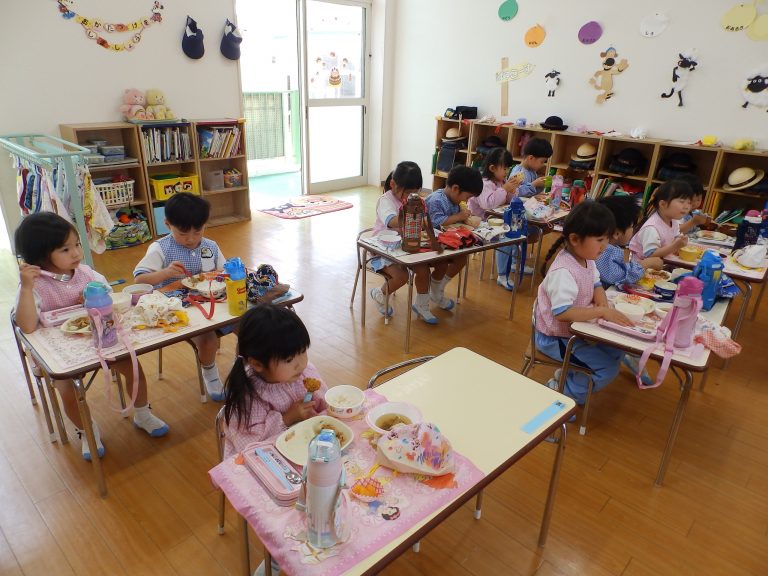 給食の様子 28 たんぽぽ組