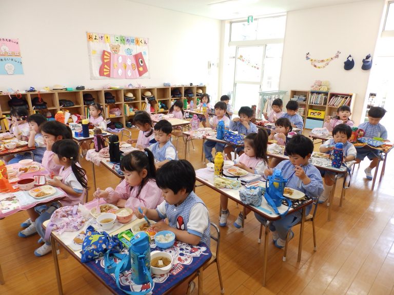 給食の様子 30 たんぽぽ組
