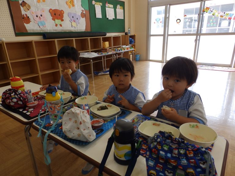 給食の様子　㉖　満３歳児