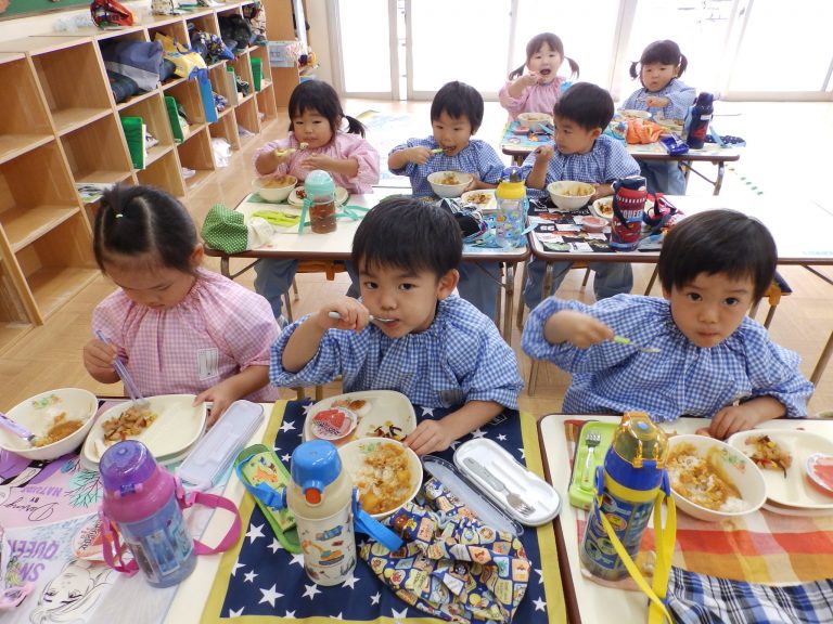 給食の様子　㉑　満３歳児組