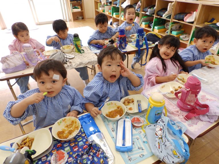 給食の様子　㉒　満３歳児組