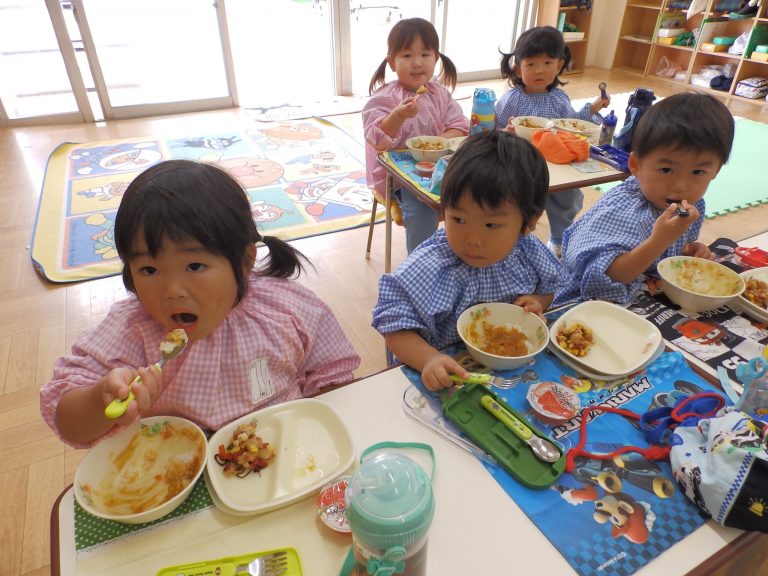 給食の様子　㉓　満３歳児組