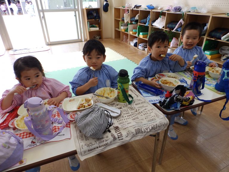 給食の様子　㉔　満３歳児組