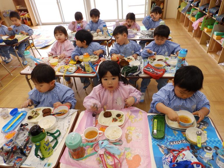 給食の様子　㉕　満３歳児組