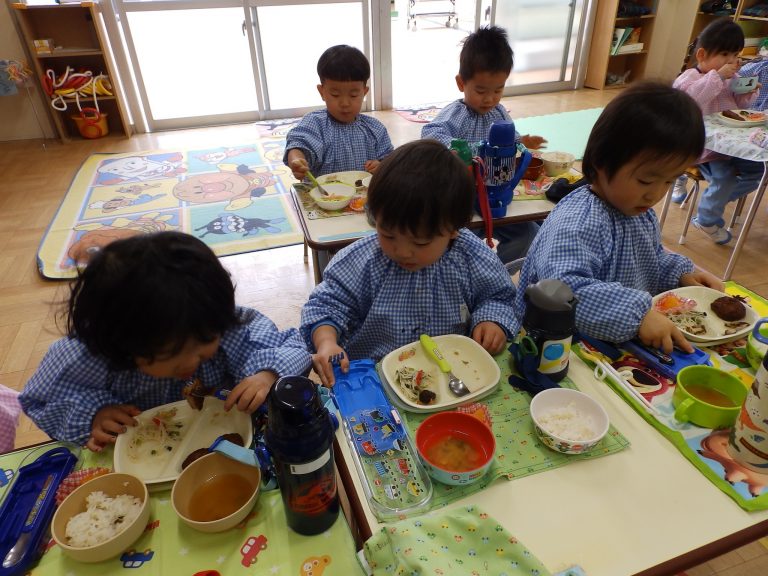 給食の様子　㉗　満３歳児組