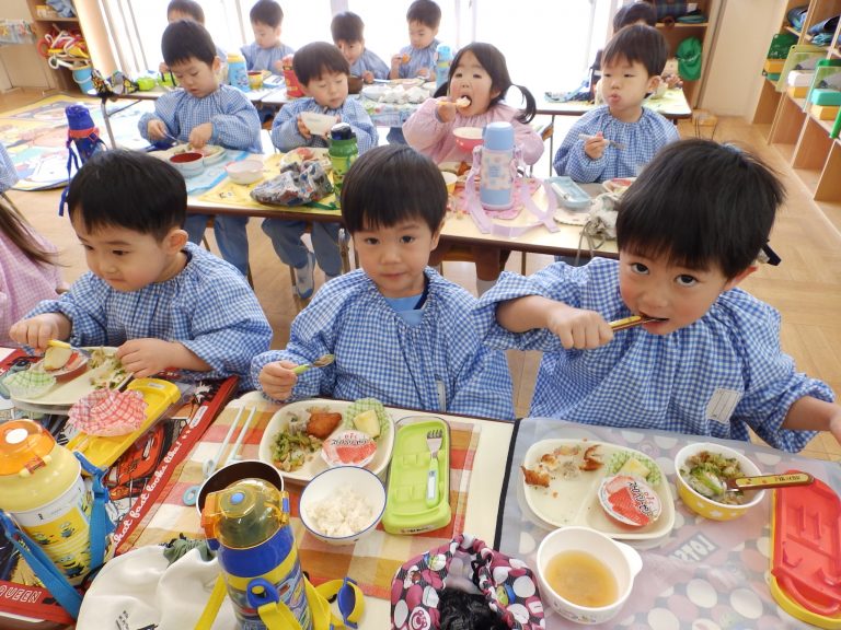 給食の様子　⑭　満３歳児組