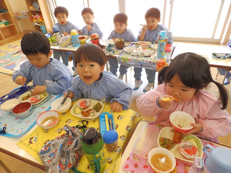 給食の様子　⑮　満３歳児組
