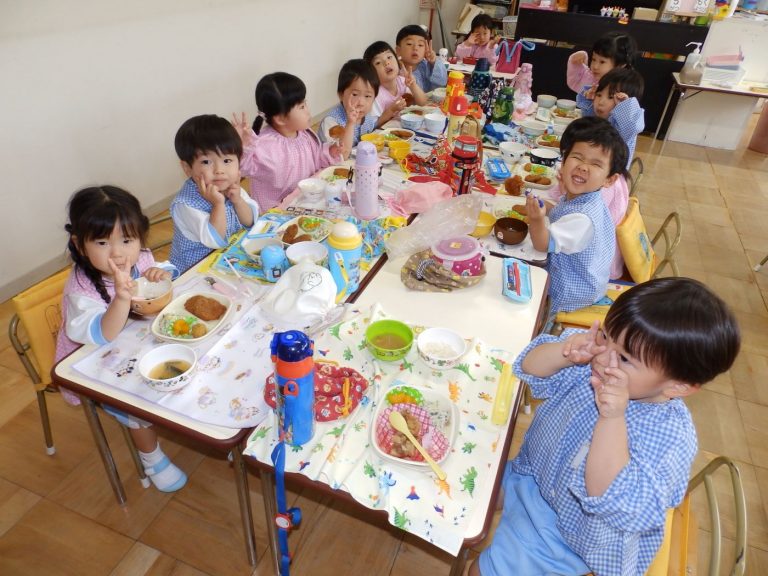 給食の様子　⑬　さくら組