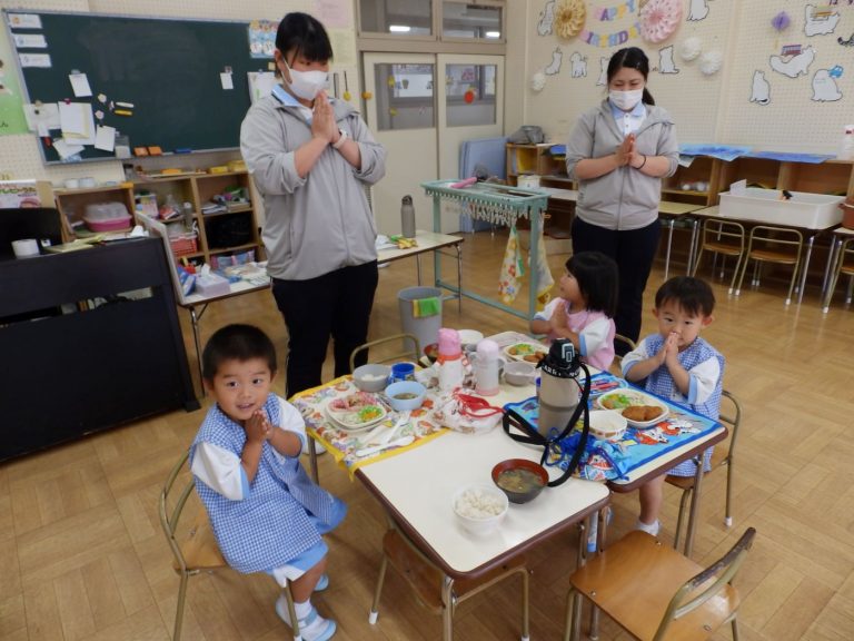 給食の様子　⑰　もも組