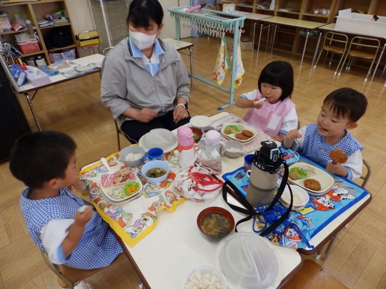 給食の様子　⑱　もも組