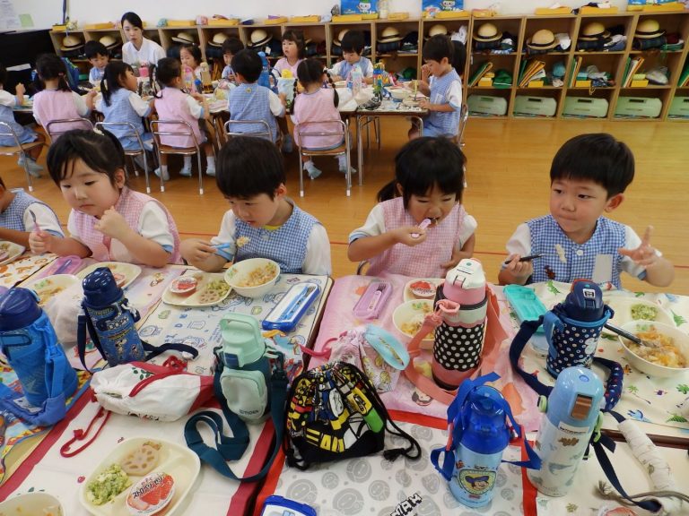 給食の様子　⑰　まつ組