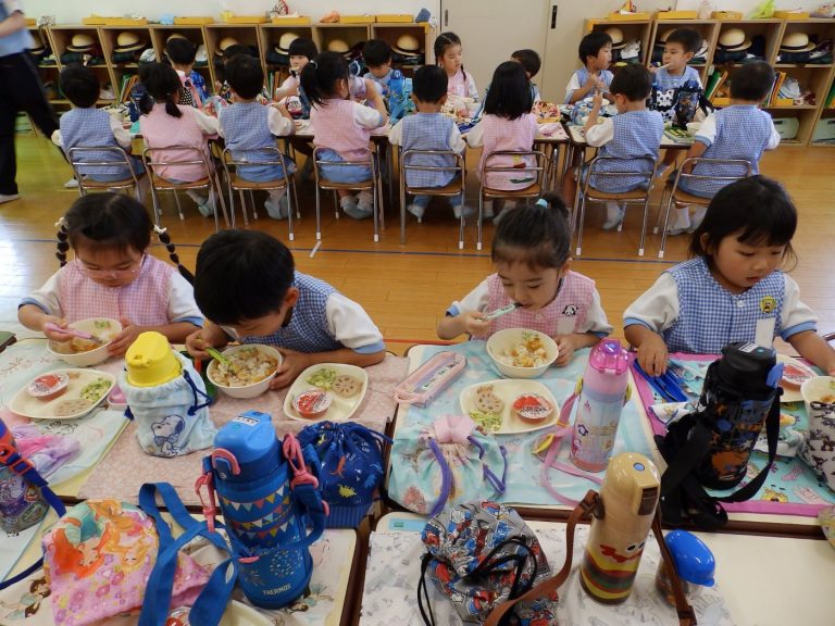 給食の様子　⑱　まつ組