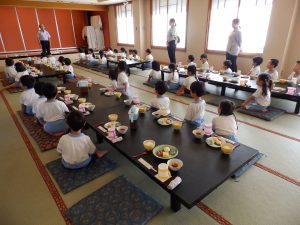 お泊まり保育②　①　朝食