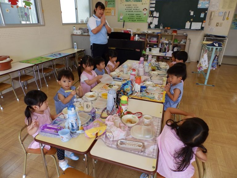 給食の様子　⑮　もも組