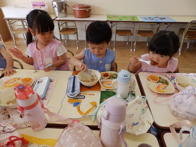 給食の様子　⑰　もも組