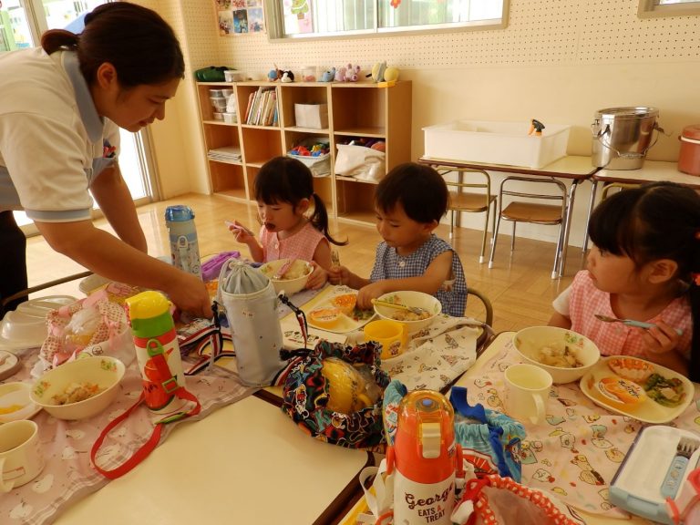 給食の様子　⑱　もも組