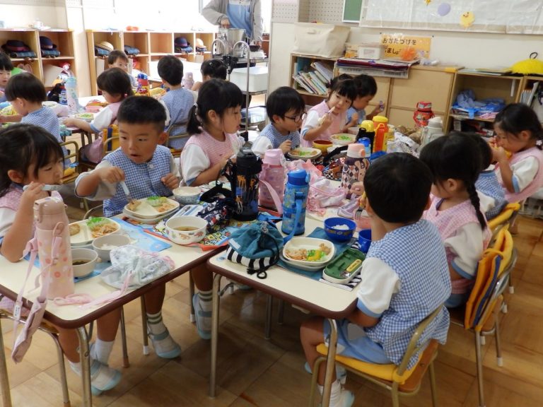 給食の様子　➉　さくら組