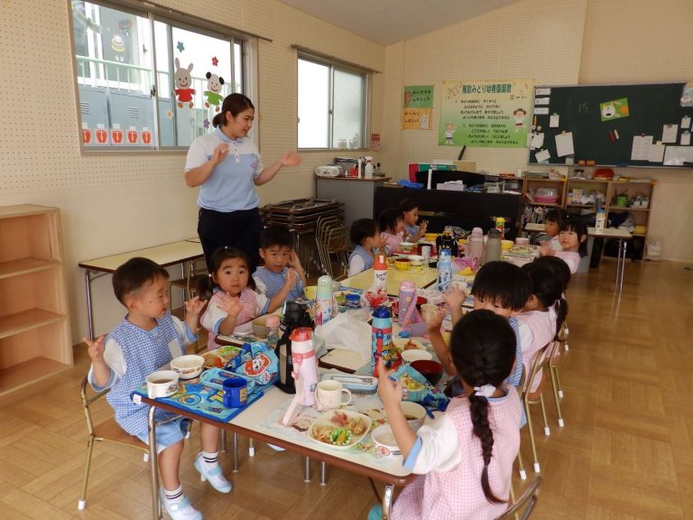 給食の様子　⑮　もも組