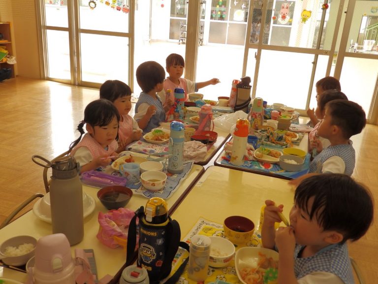 給食の様子　⑰　もも組