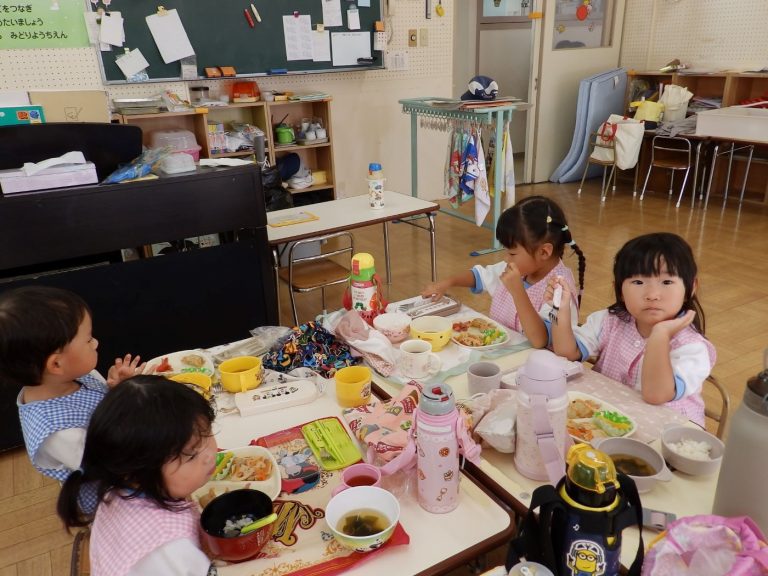 給食の様子　⑱　もも組