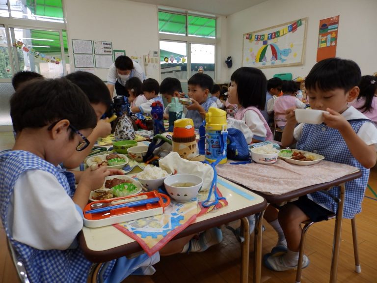 給食の様子　⑰　まつ組