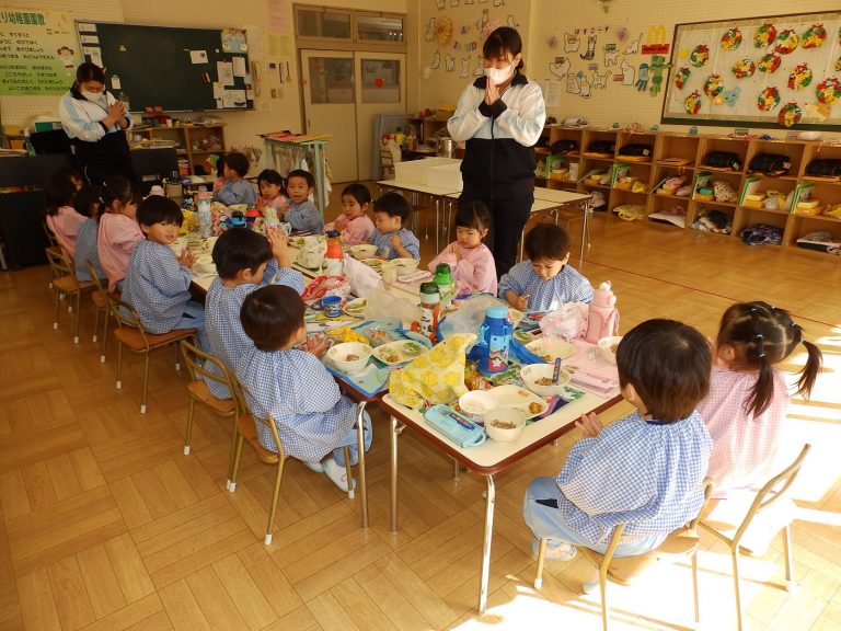 給食の様子　⑮　もも組