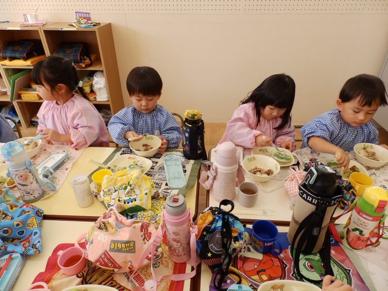 給食の様子　⑯　もも組