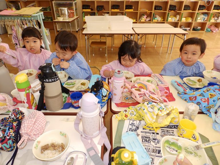 給食の様子　⑰　もも組