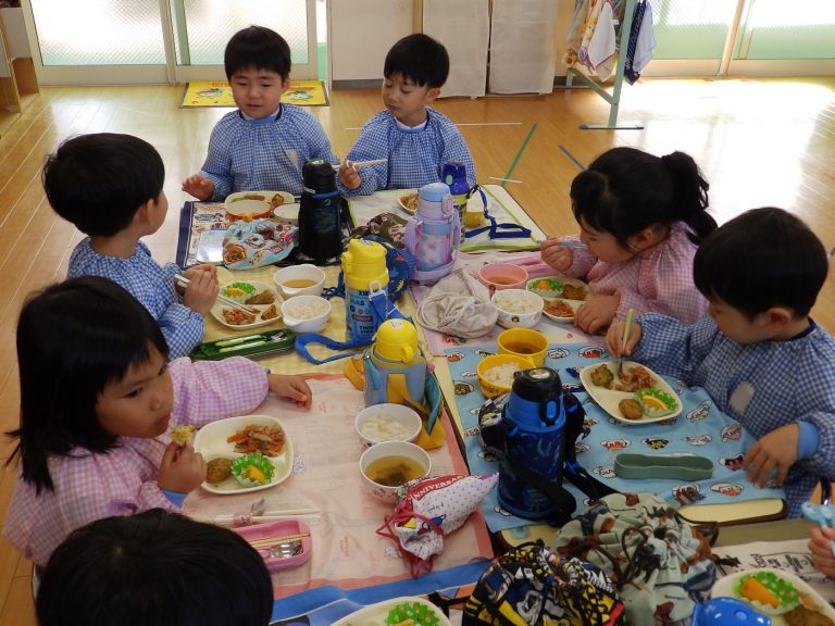 給食の様子　⑯　まつ組