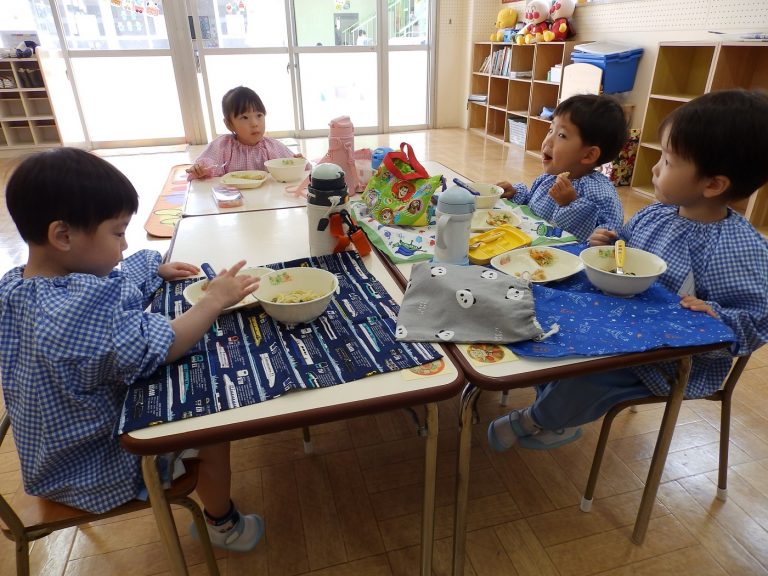 給食の様子　⑯　もも組