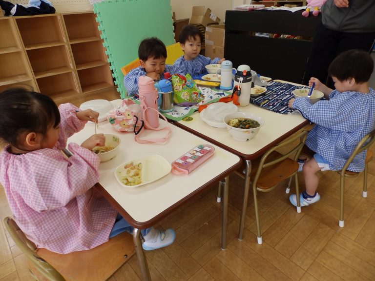 給食の様子　⑰　もも組