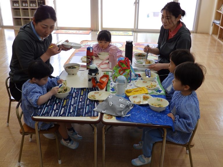 給食の様子　⑱　もも組