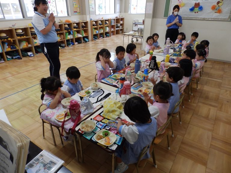 給食の様子　⑫　さくら組