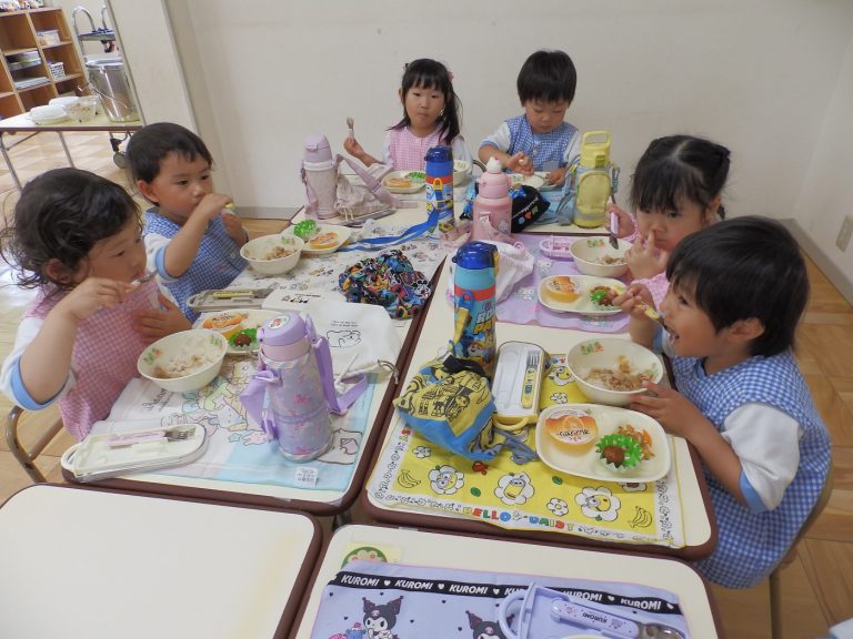 給食の様子　⑬　さくら組