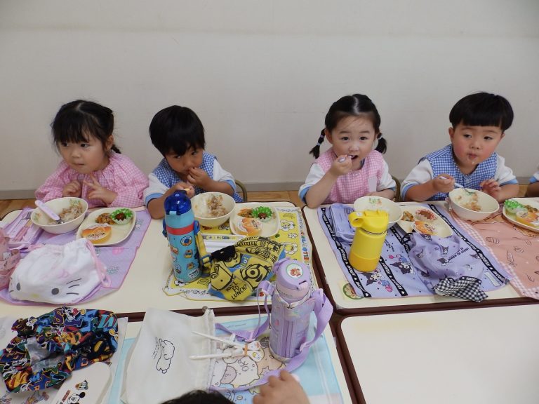 給食の様子　⑮　さくら組