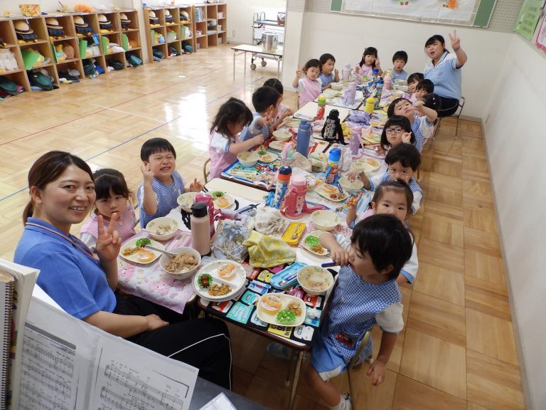 給食の様子　⑯　さくら組