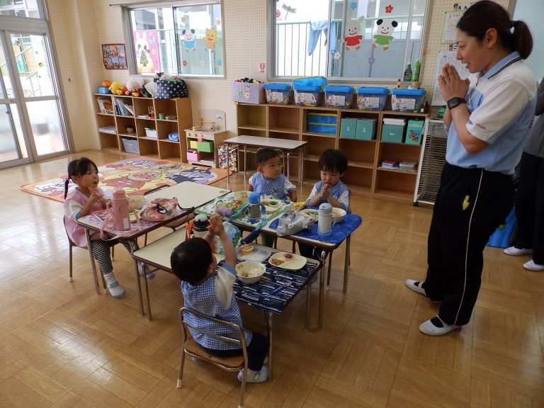 給食の様子　⑲　もも組
