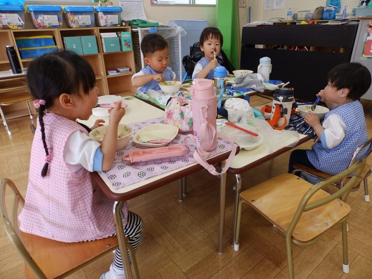 給食の様子　㉑　もも組