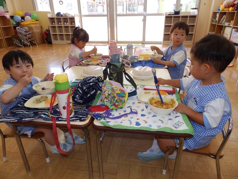 給食の様子　㉑　もも組
