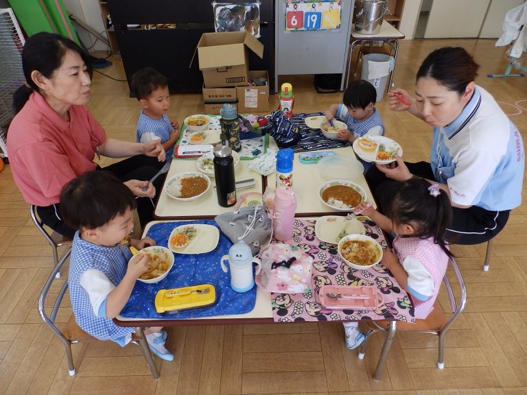 給食の様子　㉒　もも組