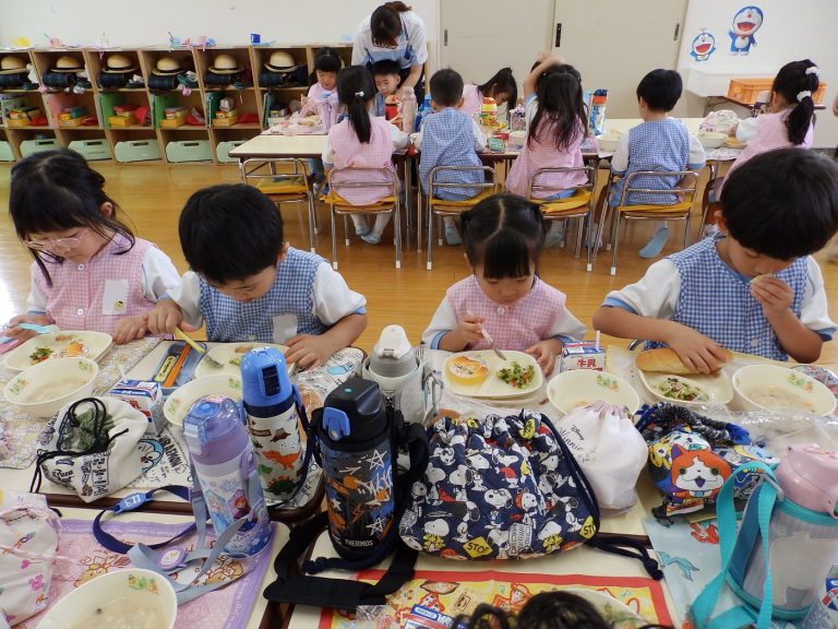 給食の様子　⑯　まつ組