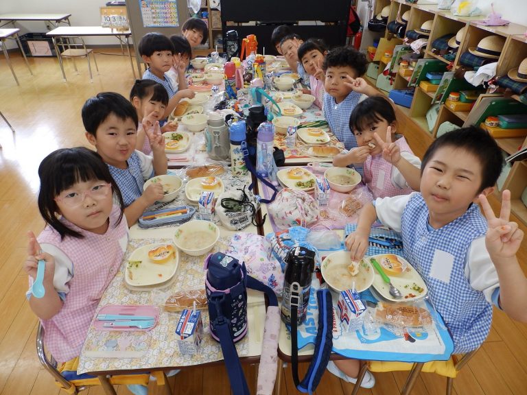 給食の様子　⑲　まつ組