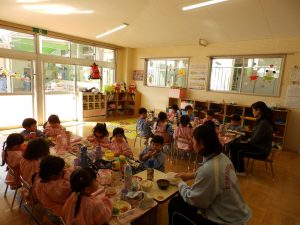 給食の様子　①　もも組