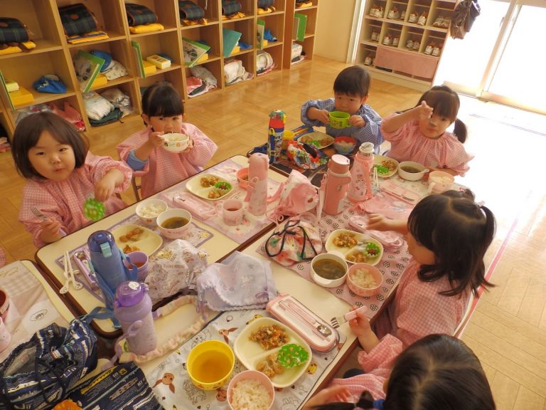 給食の様子　②　もも組
