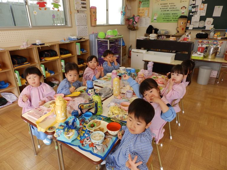 給食の様子　③　もも組