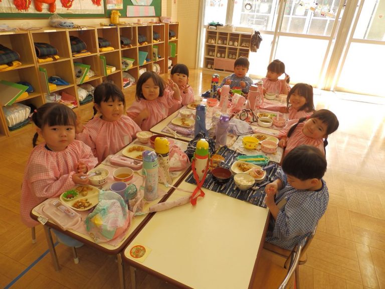 給食の様子　④　もも組