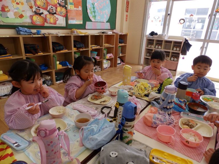 給食の様子　⑪　もも組